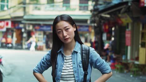 vista de mano de una joven vietnamita en la ciudad