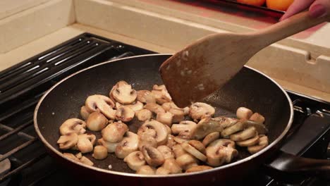 Geschnittene-Champignons-In-Butter-Und-Knoblauch-Anbraten