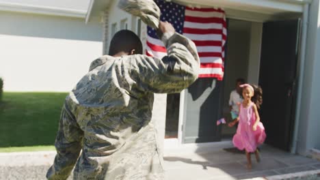 Video-Des-Afroamerikanischen-Soldatenvaters-Zurück-Zu-Seinen-Kindern