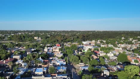 Drohnenaufnahmen-Von-Merlo,-Vororten-Von-Buenos-Aires,-Argentinien