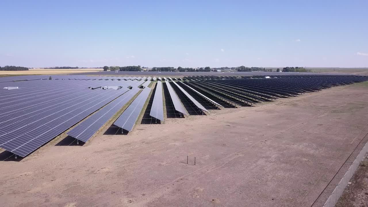 tierras de cultivo de las praderas convertidas en generación de energía solar, paneles solares