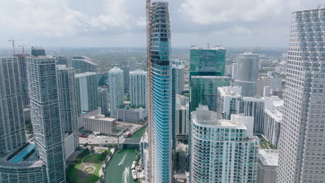 Vista-Aérea-De-Lujosos-Edificios-De-Apartamentos-O-Negocios-De-Gran-Altura.-Rascacielos-Del-Centro-Alrededor-Del-Río-Miami.-Miami,-Estados-Unidos