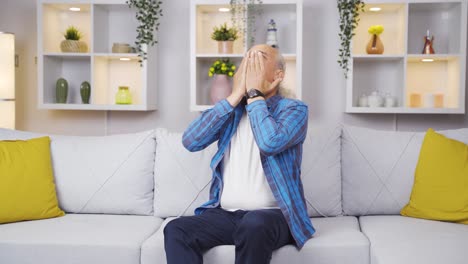 el viejo quiere oler bien, aprieta y huele perfume.