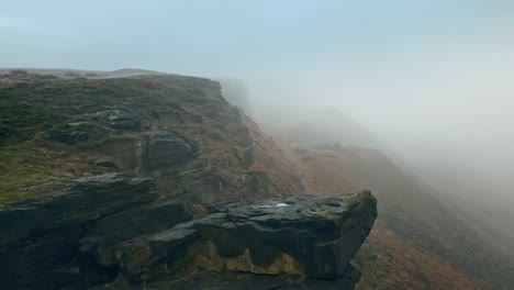 Luftige,-Wunderschöne-Steile-Klippen,-Eingehüllt-In-Dicken,-Sich-Langsam-Bewegenden-Nebel