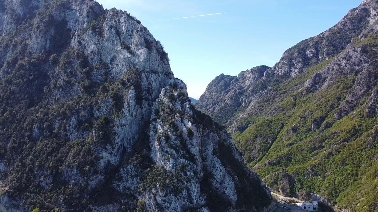 Vista drone delle cime montuose albanesi vicino al bacino di Bovilla. Panoramica paesaggistica maestosa