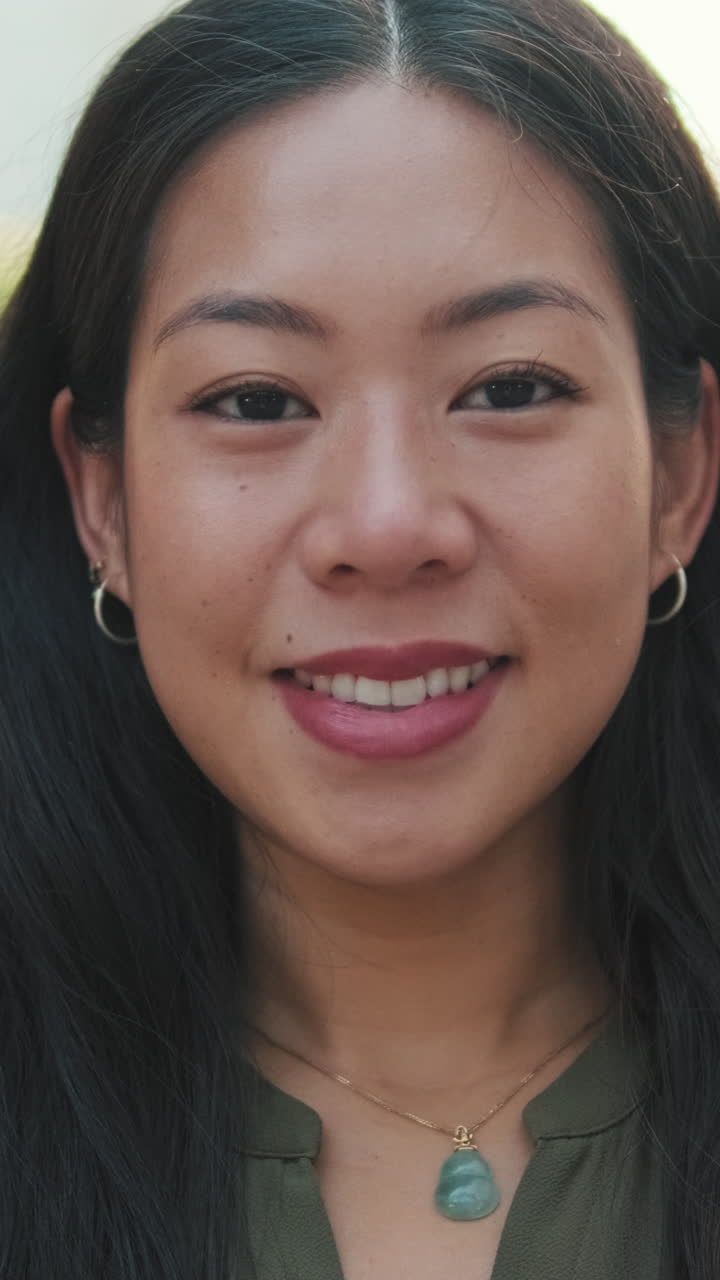 retrato de una mujer asiática sonriente