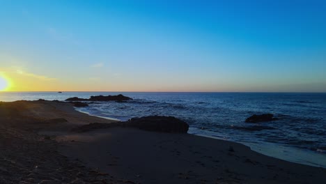 Tiro-Estático-En-La-Playa-Durante-El-Amanecer,-España