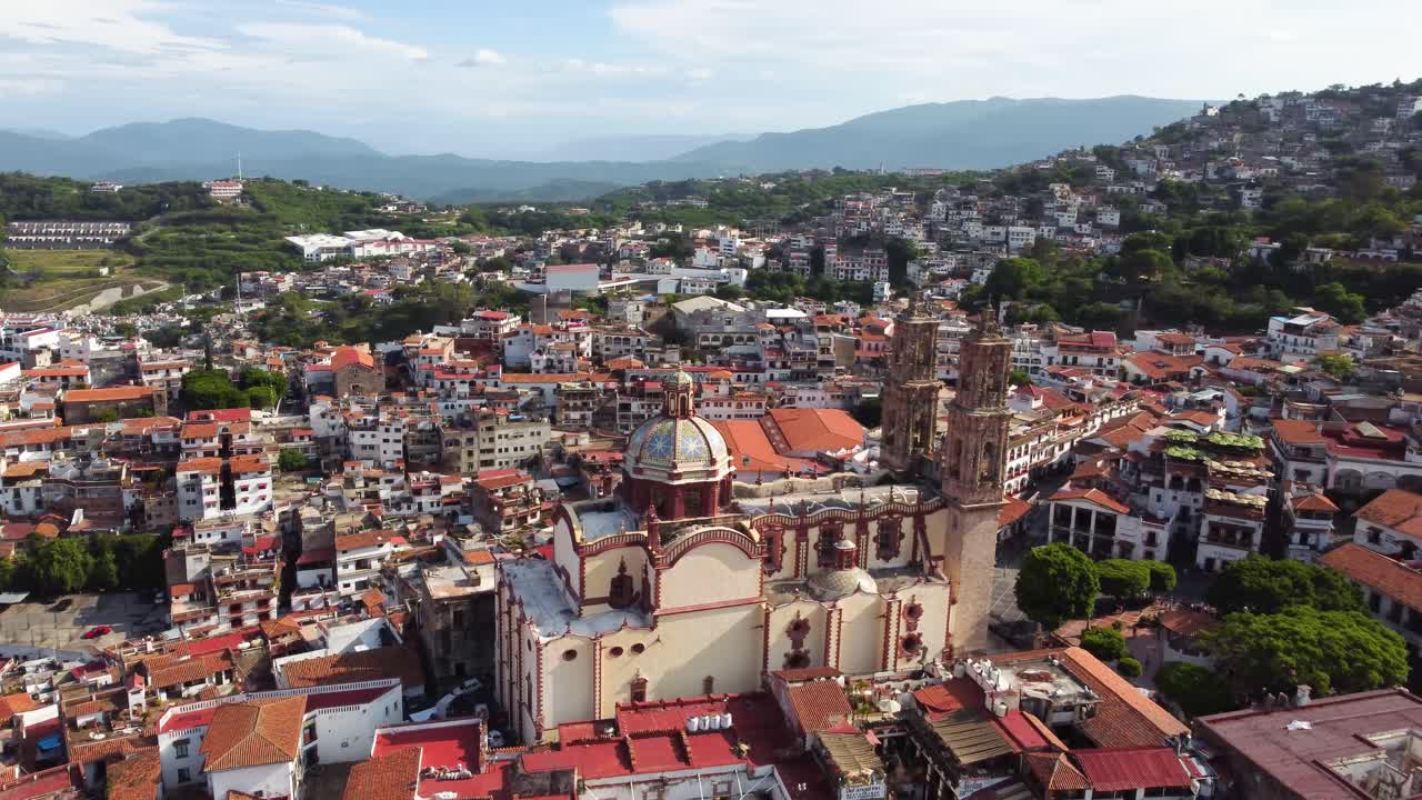 taxco es una ciudad en el estado de guerrero, famosa por la arquitectura colonial española