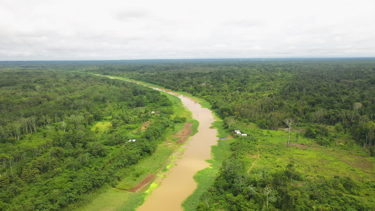 gran tiro giratorio de drones del río amazonas y la selva amazónica que rodea el agua en perú
