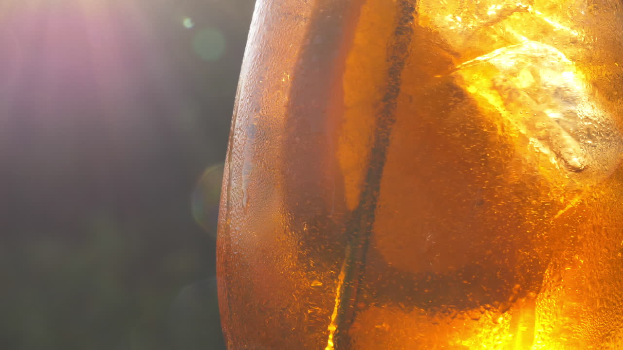 Bebida refrescante de laranja ao sol - 4K 60fps
