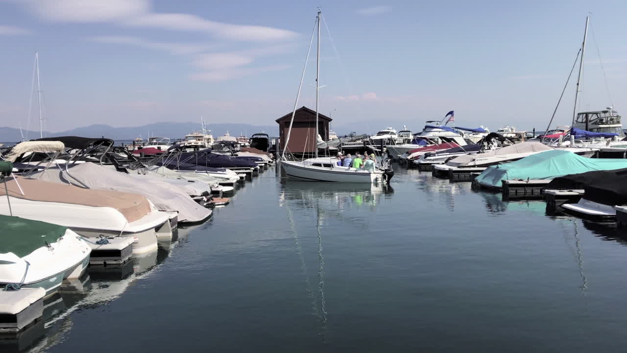 un velero sale de un puerto deportivo en el lago tahoe