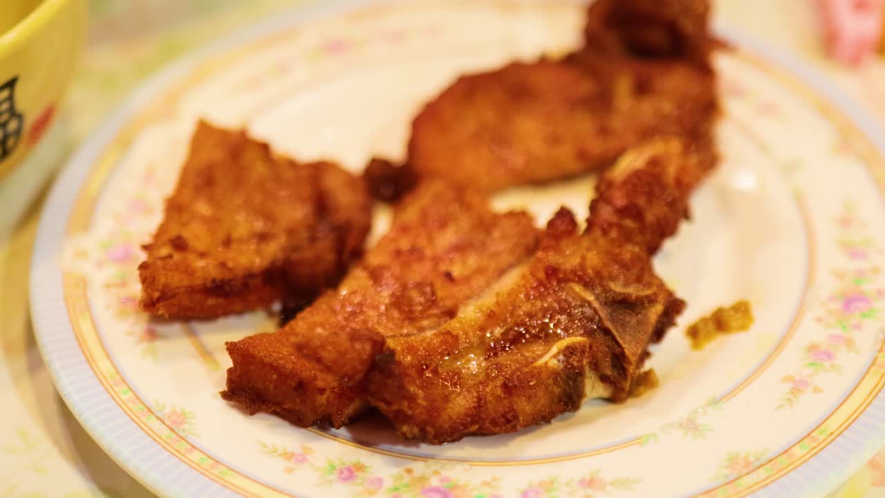 Maiale sfrigolante fritto su un piatto decorativo