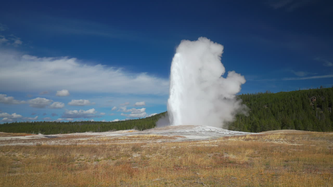 cinematográfico famoso viejo fiel géiser amanecer y atardecer erupción del parque nacional de yellowstone cubierta de observación área de observación superior cuenca de géiser volcán activo otoño hermoso cielo azul cámara lenta