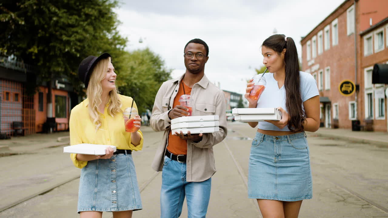 음식과 함께 거리에서 는 친구들