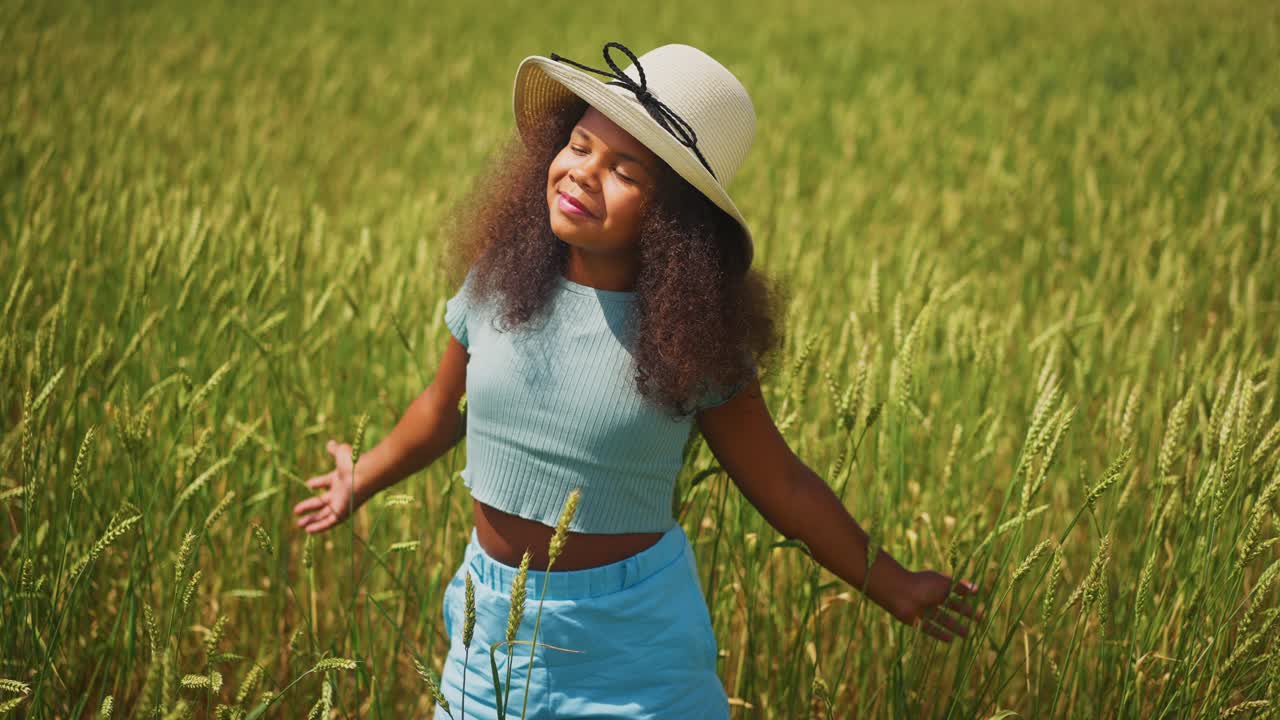 una niña en un campo de trigo