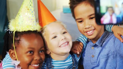 niños hablando selfie durante la fiesta de cumpleaños 4k