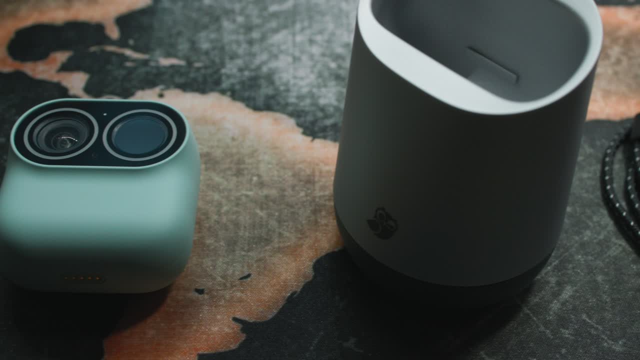 primer plano de la cámara mágica de mology y sus accesorios