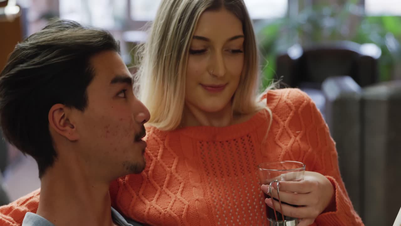 행복 한 부부 가 집 에서 함께 시간 을 보내고 있다