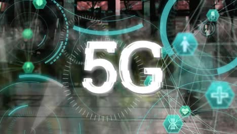 5g-Text-über-Der-Welt-Digitaler-Symbole-Gegen-Menschen,-Die-Auf-Der-Straße-Gehen