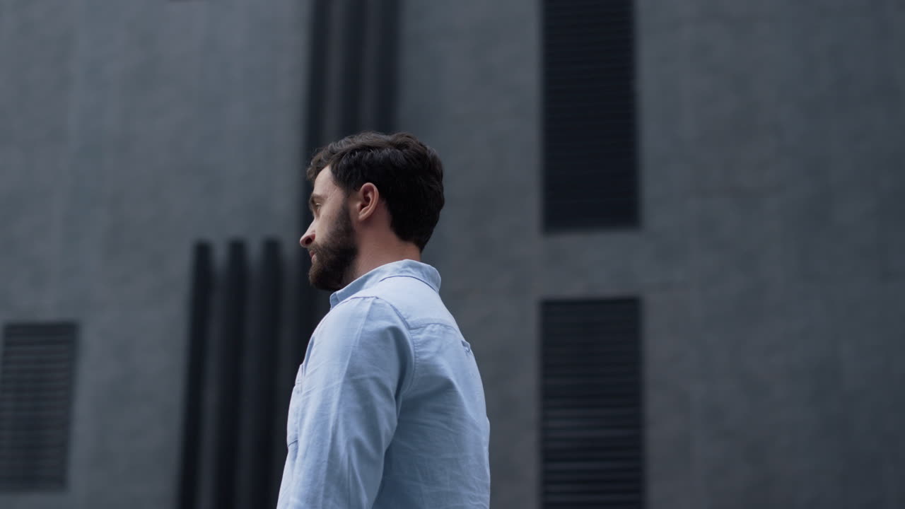 retrato de un hombre de negocios reflexivo mirando a la cámara. gerente frustrado posando solo