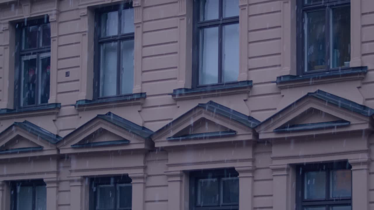 Salju turun di luar jendela di Stockholm.