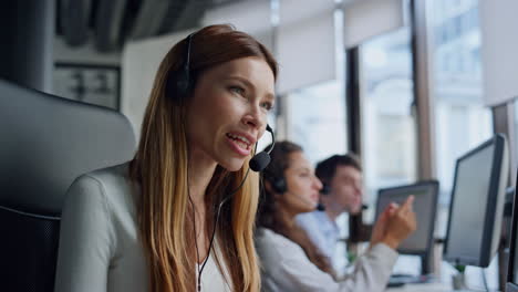 Centro-De-Telemercadeo-De-Trabajo-De-Mujer-Amigable.-útil-Gerente-De-Ventas-Hablando-Con-Auriculares