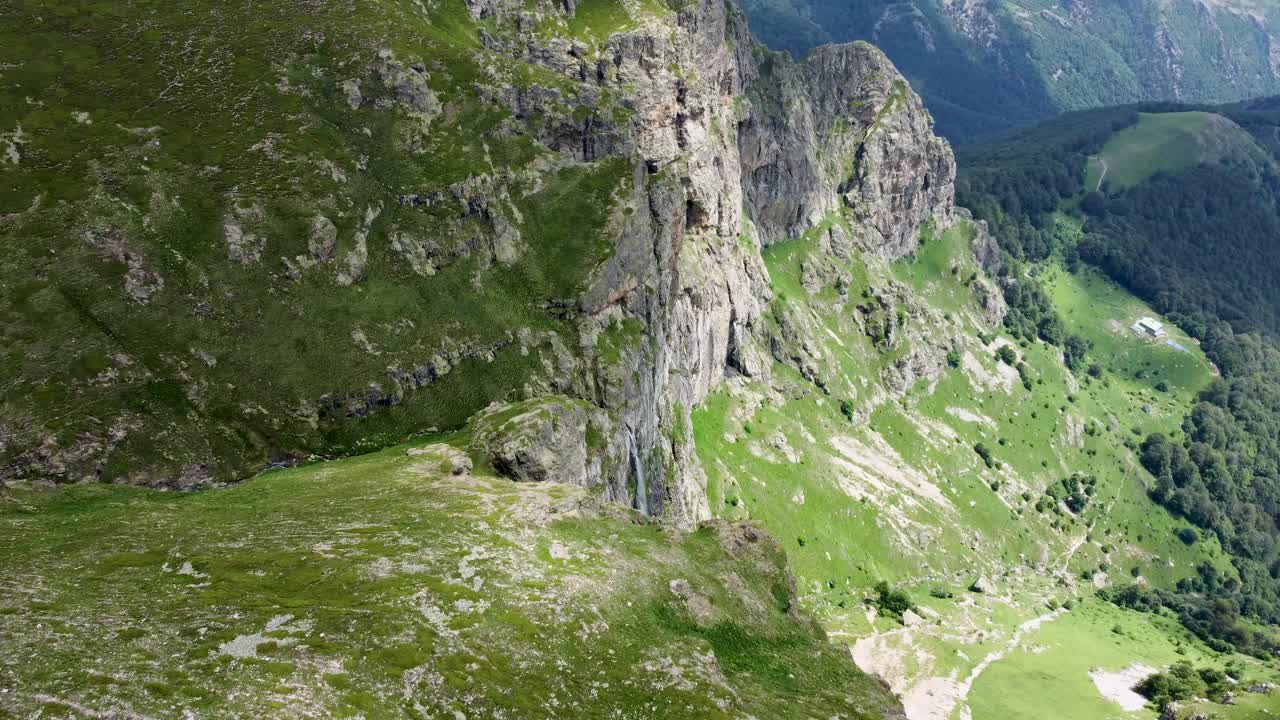 vista aérea de un paisaje montañoso