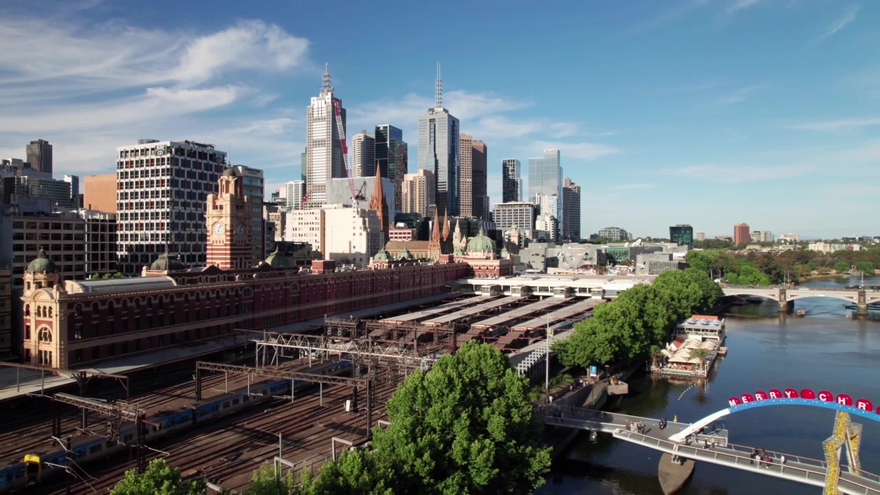 Stazione ferroviaria di Flinders Street nel CBD di Melbourne, ripresa aerea in 4K