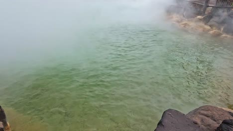 vista de cerca de una cuenca de agua caliente humeando caliente