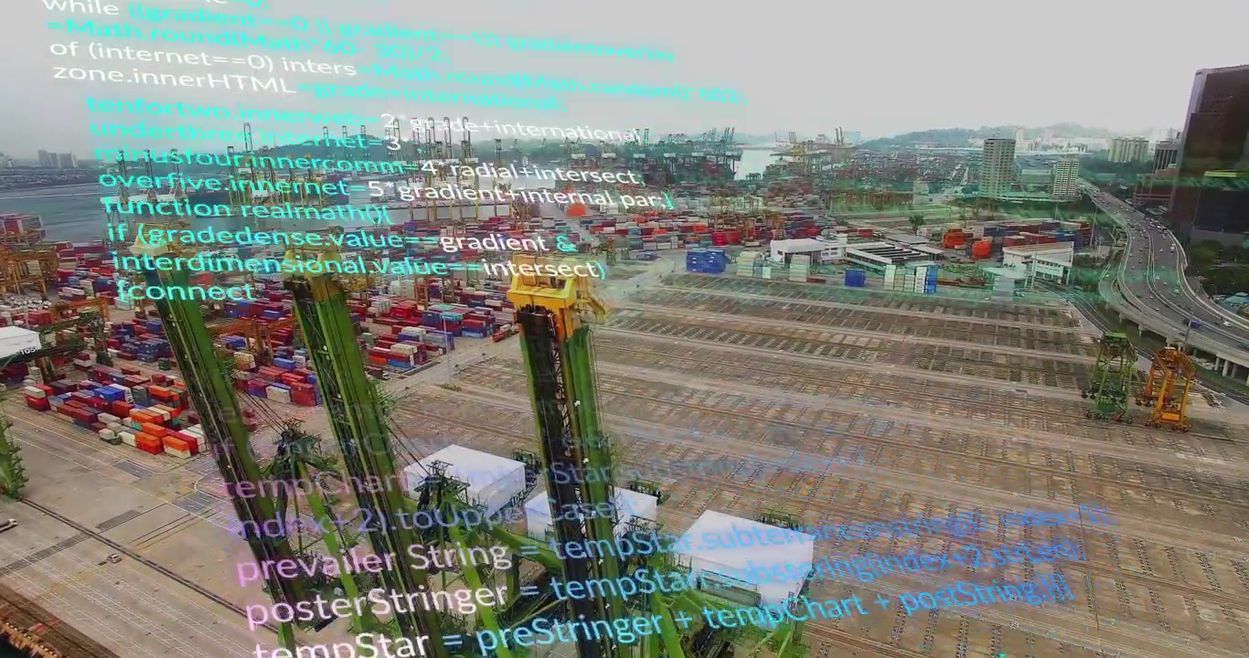 Drone che arriva all'alba, rivelando gru a portale, con un overlay di codice scorrevole che visualizza i dati del porto.
