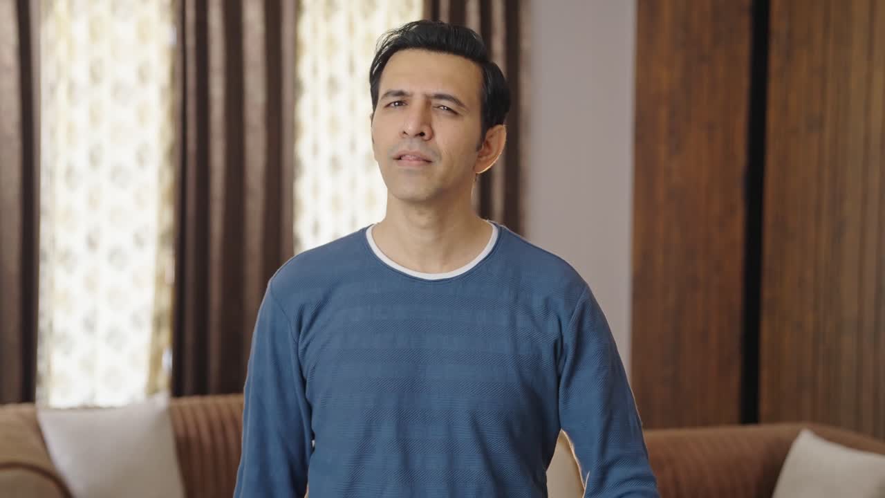 행복한 인디언 남자가 은 몸짓을 보여줍니다.