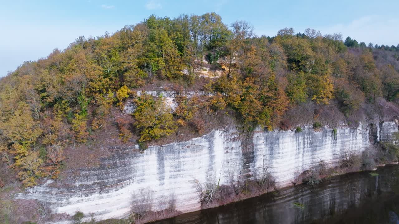 단풍이 있는 도르도뉴의 석회암 절벽 위의 공중 전망