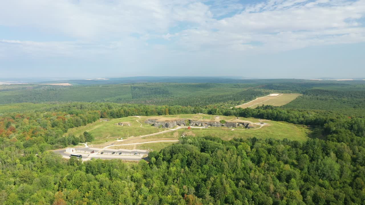 도우몬의 요새, 시골과 푸른 숲의 한가운데, 베르돈을 향해, meuse에서, lorraine에서, 프랑스의 위대한 동부에서, 여름에 그리고 드론으로.