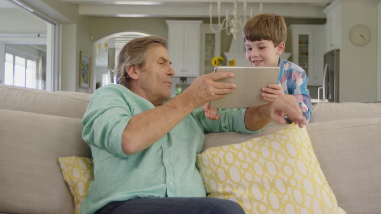 la familia pasa tiempo juntos en casa