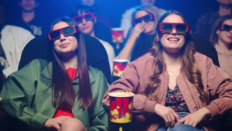 Fröhliche-Mädchen-Essen-Popcorn-Im-Kino.