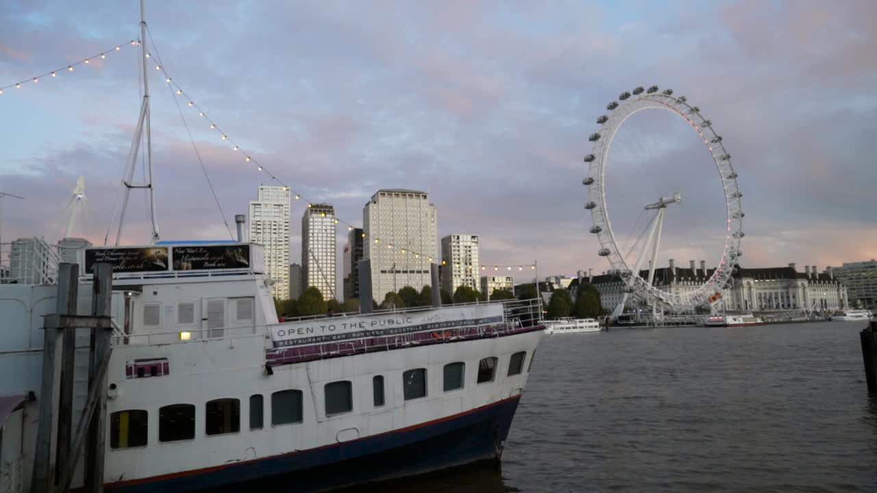 런던 아이 (london eye) 와 테임즈 강 (river thames) 의 해가 지는 모습
