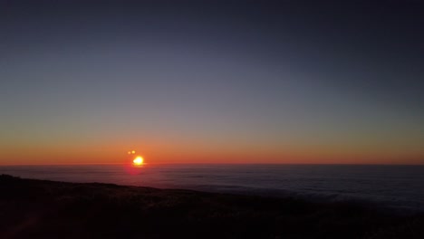 Ein-Zeitraffer-Des-Sonnenuntergangs-über-Einem-Wolkenmeer