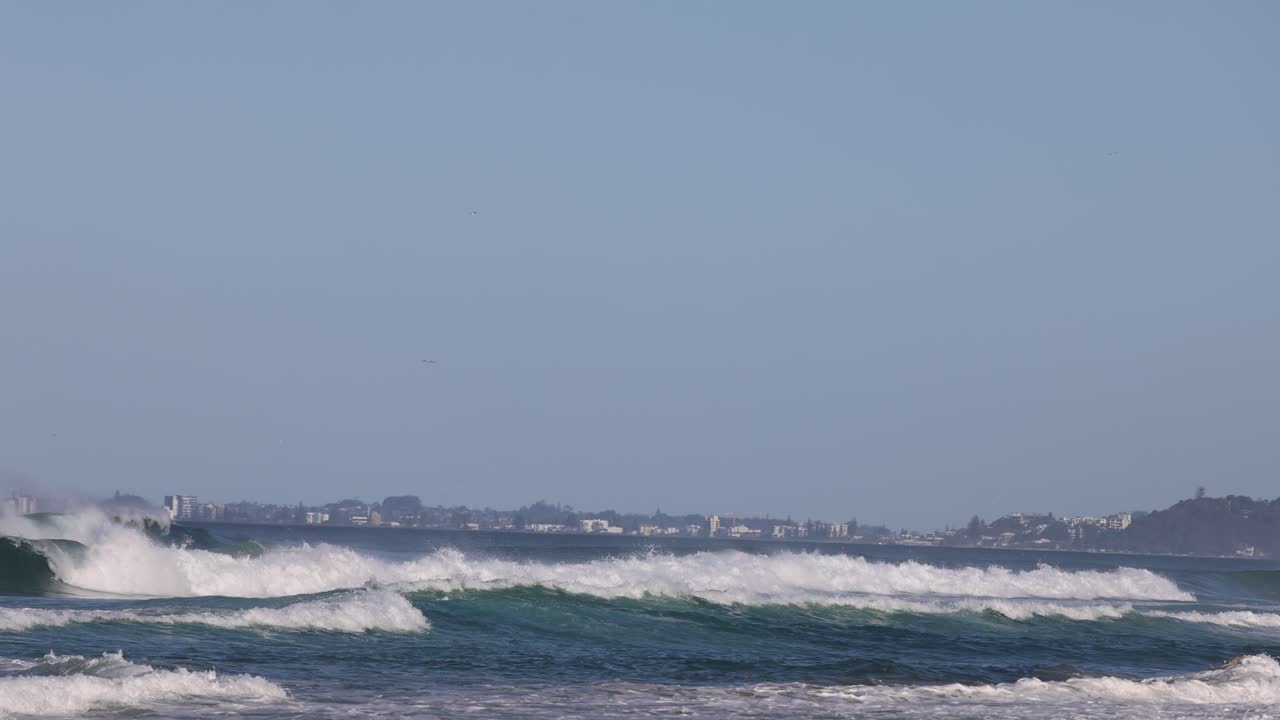해안 에 부히는 바다 물결 의 순차적 인 모습