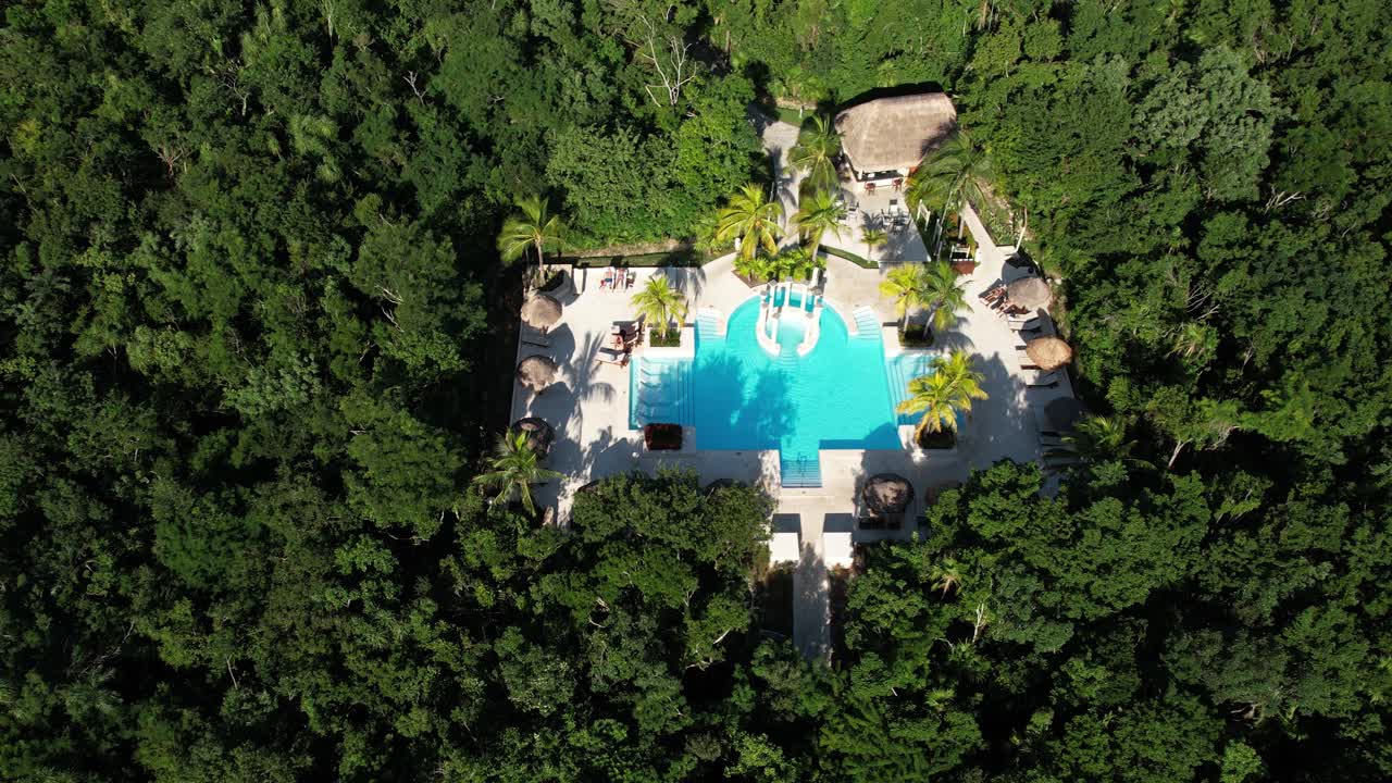 mansión de lujo con piscina en selva tropical, vista aérea de drones