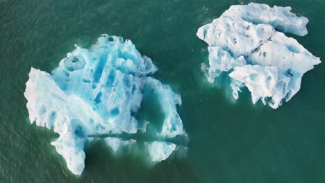 fotografía estacionaria aérea de icebergs flotando en la laguna del glaciar jokulsarlon en el sur de islandia
