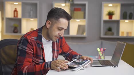 el hombre que mira el álbum de familia está deprimido.