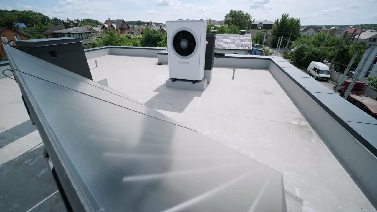 sistemas de calefacción, ventilación y aire acondicionado. bomba de calor en el techo