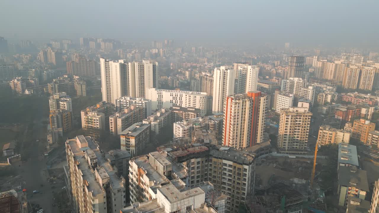 Vista aerea in movimento dall'alto della strada Kashimira Mira nella città di Thane, Mumbai, al mattino presto.