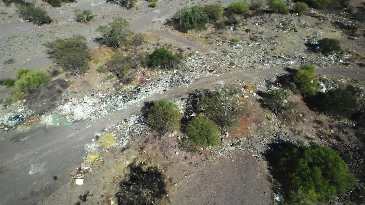 basura esparcida en mulege, baja california sur, méxico - disparo de un avión no tripulado en órbita