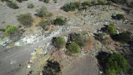 Basura-Esparcida-En-Mulegé,-Baja-California-Sur,-México---Disparo-De-Drone-En-órbita