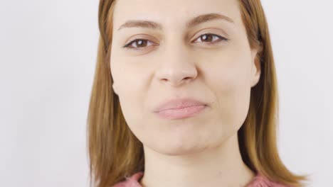 la mujer de primer plano come nueces y frutas secas.