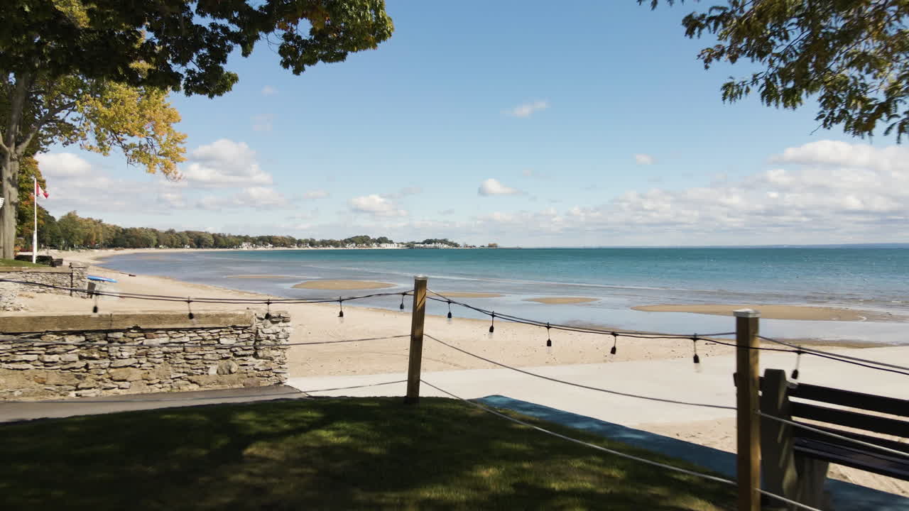 Terbang Cepat Melintasi Pernikahan Taman Luar Ruangan di Buffalo Canoe Club, Teluk Abino, Fort Erie, Kanada.