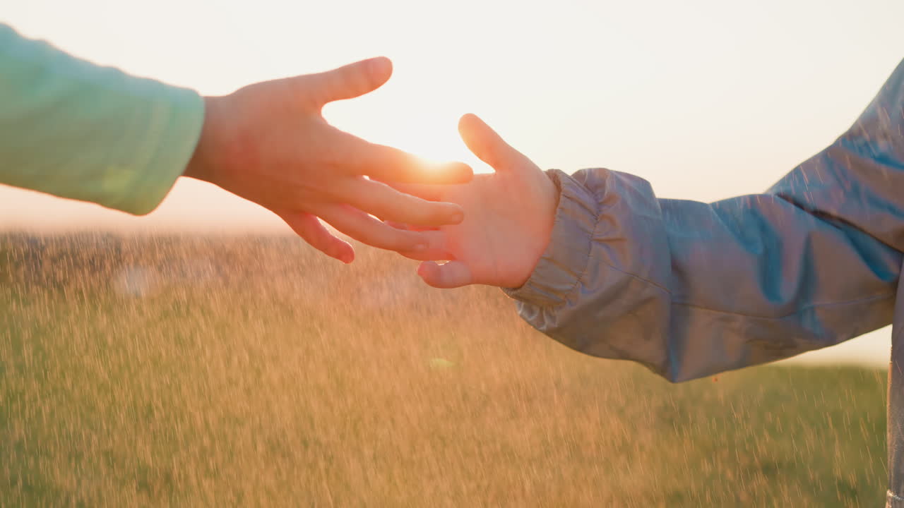 어린아이들이 비가 내리는 시골에서 손을 잡고 따뜻한 방울 속에서 함께 놀고 있는 작은 친구들.