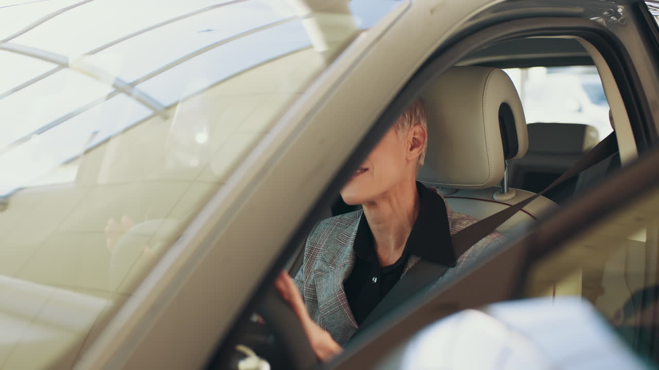 자동차를 운전하는 여성 테스트