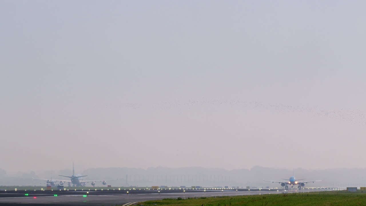 안개 상태에서 이륙하는 비행기
